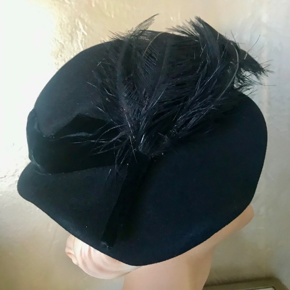 DISTINCTIVE 1940s\' BLACK FELT & VELVET ASYMMETRICAL HAT WITH BLACK FEATHER SPRAY main image 9